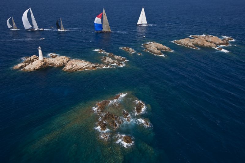 Maxi Fleet Rounding Monaci Island (Photo by Carlo Borlenghi)