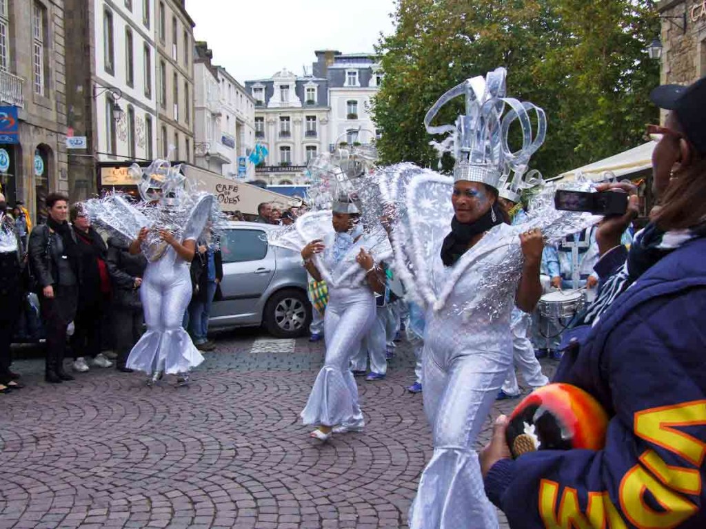 Street dancing in the festival atmosphere (Photo by Colin Merry)